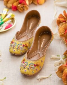 women ethanic design shoes